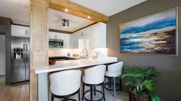 Condo, 1 Queen Bed with Sofa bed (Kona Pacific B409) | Private kitchen | Paper towels