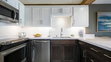 Condo, 1 Queen Bed with Sofa bed (Kona Pacific B409) | Private kitchen | Paper towels