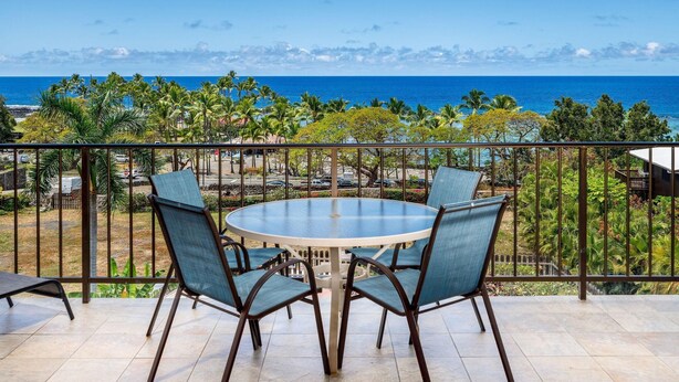 A round table with four chairs on a balcony overlooking the ocean. - Kahaluu Bay Villas 304 (Kailua-Kona)