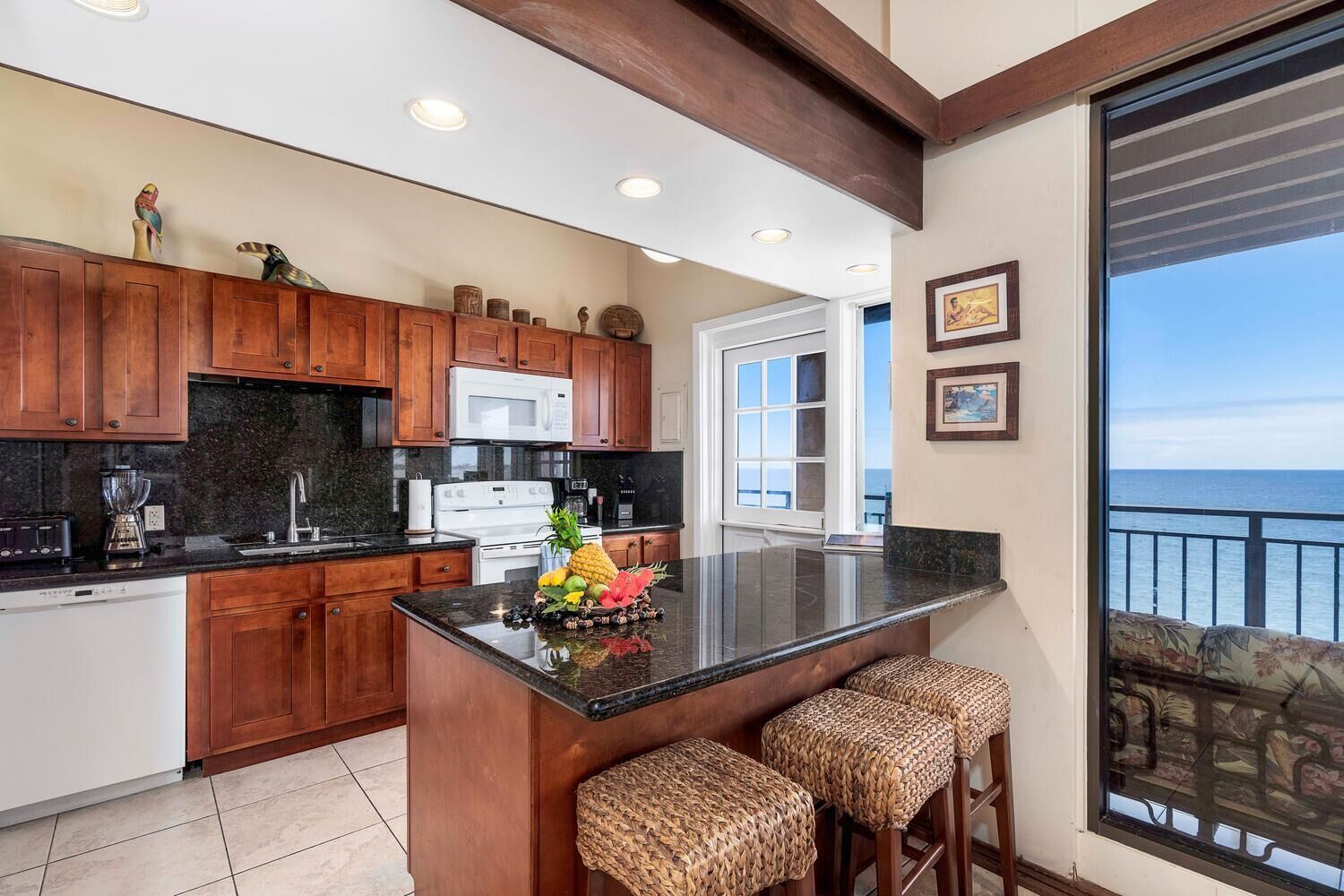 Apartamento, 1 cama de matrimonio grande con sofá cama (Kona Makai 1-301) | Cocina privada | Frigorífico, microondas, horno y placa de cocina