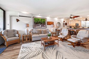 Apartamento, varias camas (Country Club Villas#115) | Zona de estar | Una televisión