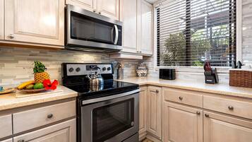 Condo, Multiple Beds (Country Club Villas#115) | Private kitchen | Fridge, microwave, oven, stovetop