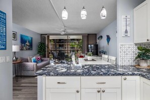 Apartment, 1 King-Bett, Meerblick (Kona Makai 1-204 Oceanview! AC! Remod) | Eigene Küche | Kühlschrank, Mikrowelle, Herdplatte, Kochgeschirr/Geschirr/Besteck