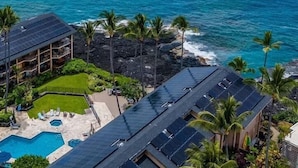 Ein Resort mit Pool, Solaranlage und Blick auf den Ozean.