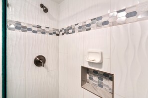 Apartment, 1 King-Bett, Meerblick (Kona Makai 1-204 Oceanview! AC! Remod) | Badezimmer | Handtücher, Toilettenpapier
