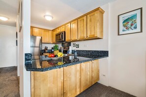 Maison, 1 grand lit (Kona Alii 608) | Cuisine privée | Réfrigérateur, four à micro-ondes, surface de cuisson, lave-vaisselle