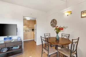 Condo, 1 Queen Bed with Sofa bed (Kona Plaza#217) | Dining