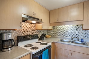 Condo, 1 Queen Bed with Sofa bed (Kona Plaza#217) | Private kitchen