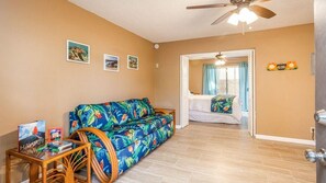 Kondominium, 1 Tempat Tidur King dengan tempat tidur Sofa (Kona Shores#130) | Area keluarga