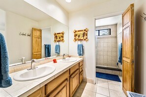 Apartment, 1 King-Bett, Blick auf den Golfplatz (Keauhou Punahele#E-102) | Badezimmer | Haartrockner, Handtücher, Seife, Shampoo