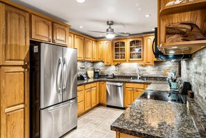 Apartment, 1 King-Bett, Blick auf den Golfplatz (Keauhou Punahele#E-102) | Eigene Küche | Kühlschrank, Mikrowelle, Wasserkocher, Toaster