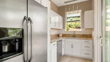 House, Multiple Beds (Kona Bubbles) | Private kitchen | Paper towels