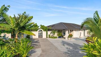 House, Multiple Beds (Kona Bubbles) | Property grounds