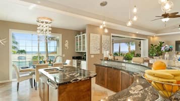 House, Multiple Beds (Kona Bubbles) | Private kitchen | Paper towels