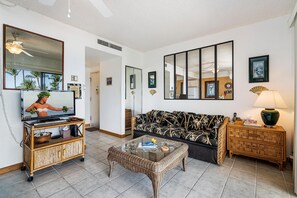 Condo, 1 King Bed (Kona Plaza#402) | Living area