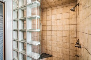 Appartamento, letti multipli, vista oceano (Keauhou Kona Surf & Racquet Club #3-1) | Bagno | Asciugacapelli, sapone, shampoo, carta igienica