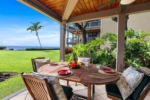 Condo, varias camas, vista al océano (Keauhou Kona Surf & Racquet Club #3-1) | Restaurante al aire libre