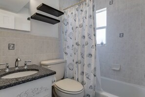 Combined shower/bathtub, hair dryer, towels, soap - Cozy cottage on Casey Key (Nokomis)