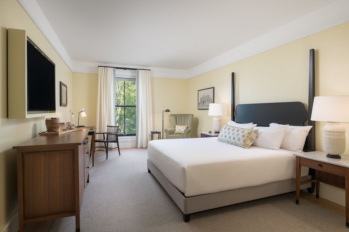 Kamer, 1 kingsize bed | Een kluis op de kamer, een bureau, verduisterende gordijnen