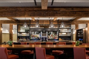 供应早餐、午餐和晚餐，美洲菜，花园景观