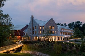 Front of property - evening/night - The Williams Inn (Williamstown)