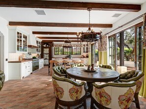 Luxury Villa (includes 2 nights free) | Wohnbereich | LED-Fernseher