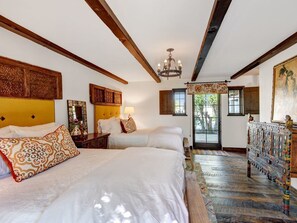 5 عدّة غرف نوم وأغطية فراش متميزة وألحفة محشوة بالريش