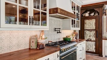 Luxury Villa (includes 2 nights free) | Private kitchen | Fridge, coffee/tea maker, high chair