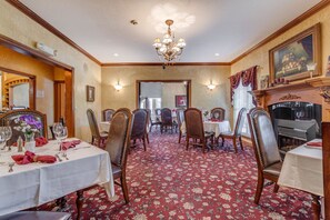 Dinner served - The Whispering Pines Inn Bed & Breakfast (Norman)