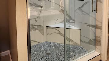 Elite kamer, 1 kingsize bed, uitzicht op tuin | Badkamer | Gratis toiletartikelen, een haardroger, badjassen, handdoeken