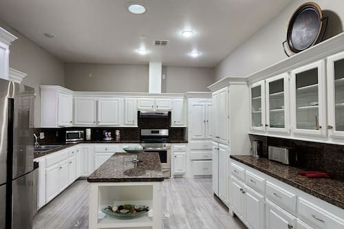 Chambre Élite, 1 très grand lit, accessible aux personnes à mobilité réduite, vue sur le vignoble | Cuisine privée | Réfrigérateur, four à micro-ondes, vaisselle et ustensiles, essuie-tout