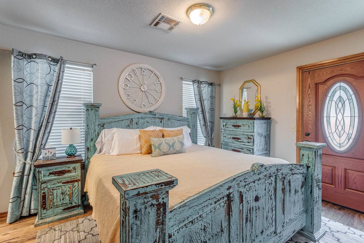 Satin Suite | Blackout drapes, soundproofing, iron/ironing board, WiFi (free)