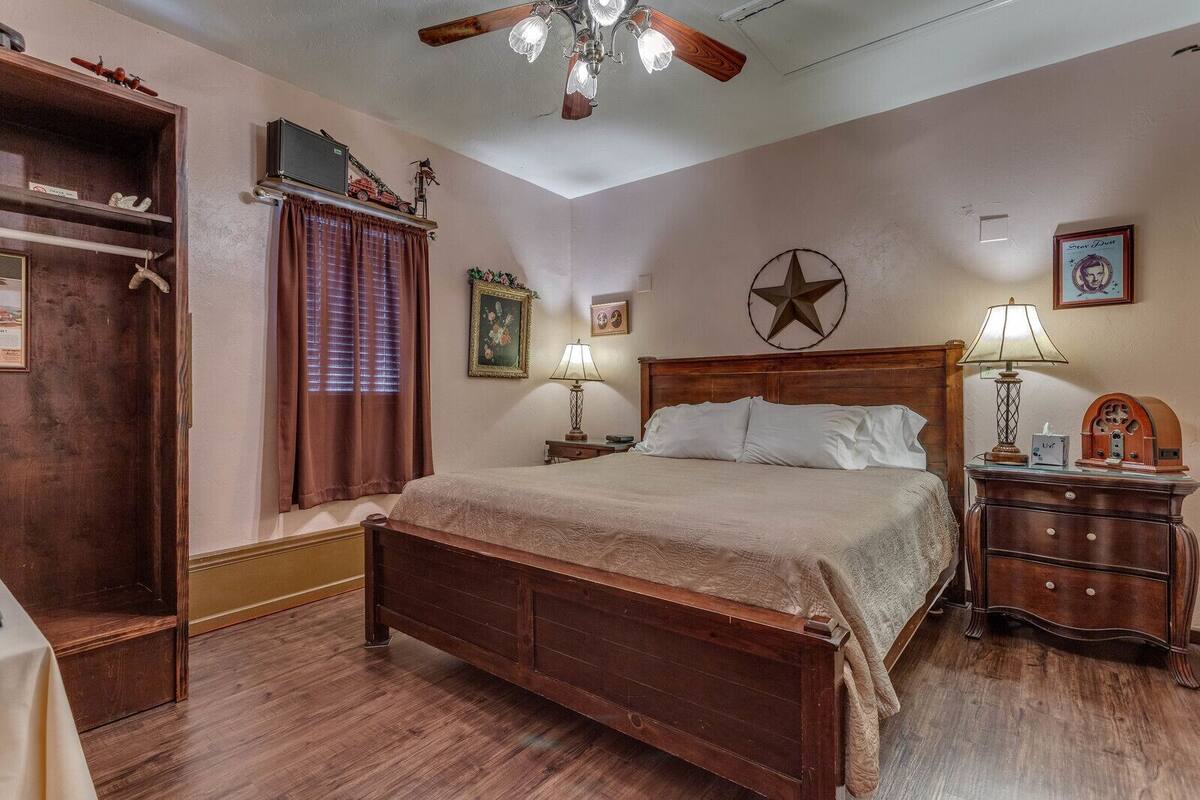 Stardust Room | Blackout drapes, soundproofing, iron/ironing board, WiFi (free)