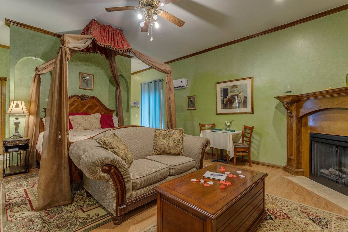 Emerald Dream Suite | Blackout drapes, soundproofing, iron/ironing board, WiFi (free)