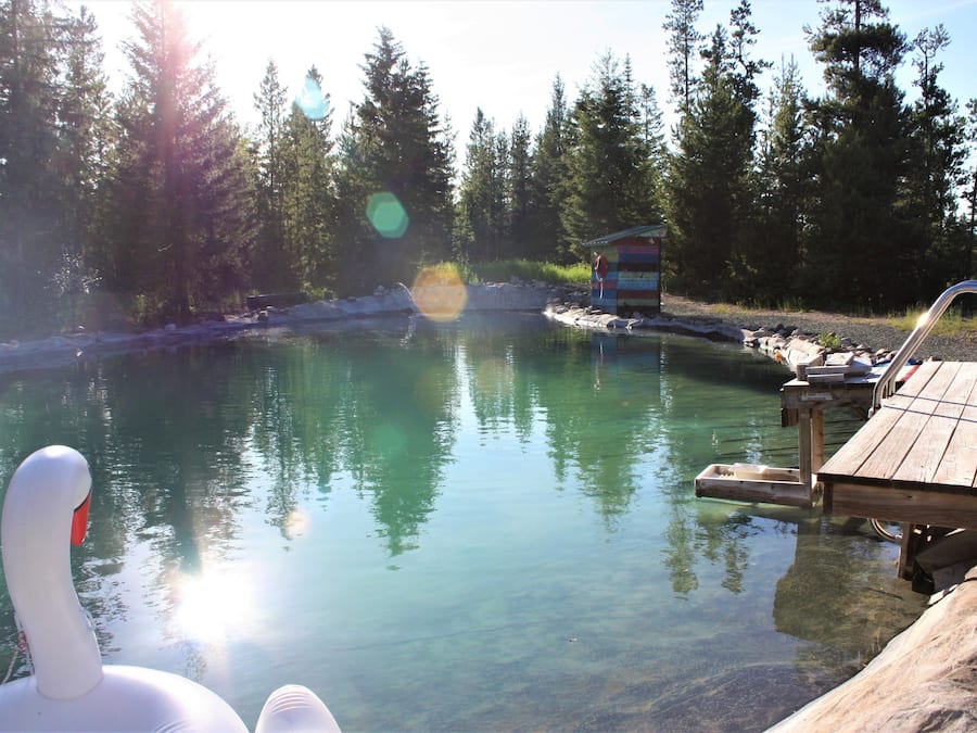 Una piscina al aire libre de temporada