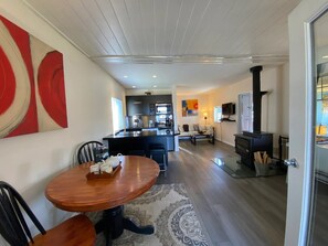 Superior-mökki, 1 keskisuuri parisänky, näköala laaksoon | Yksilöllisesti sisustettu, yksilöllisesti kalustettu, äänieristys