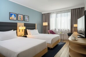 Kamer, 2 eenpersoonsbedden | Luxe beddengoed, een kluis op de kamer, een bureau, een laptopwerkplek