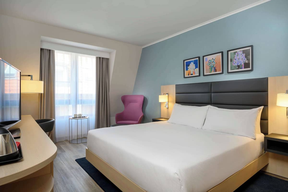 Premium bedding, in-room safe, desk, laptop workspace
