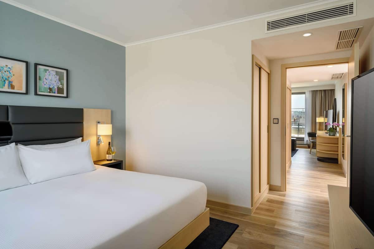 Premium bedding, in-room safe, desk, laptop workspace