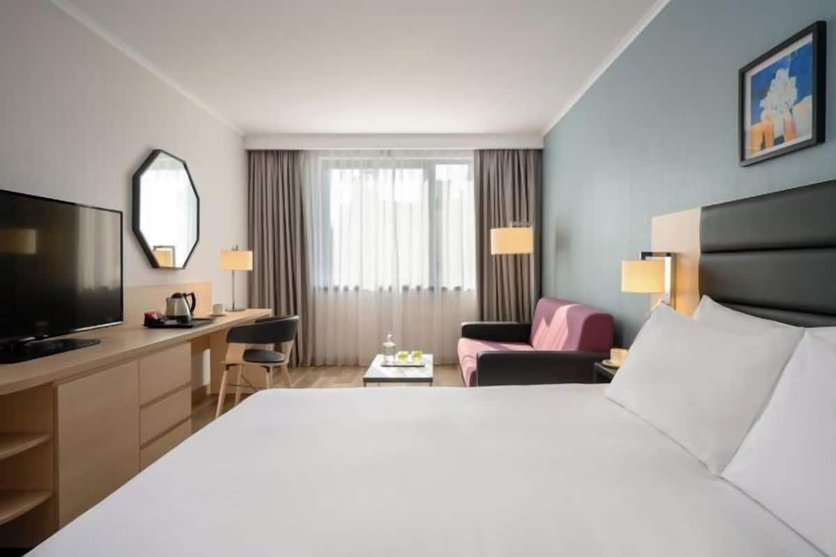 Premium bedding, in-room safe, desk, laptop workspace