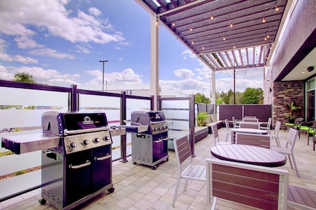Terrace/patio. Home2 Suites by Hilton Toronto Brampton