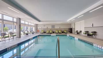 Inomhuspool och solstolar