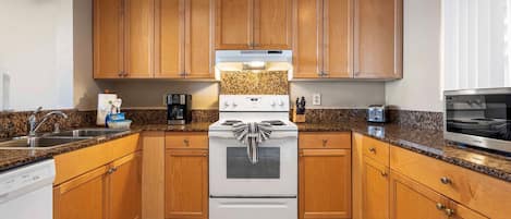 Condo, 1 Queen Bed (Keauhou Kona Surf & Racquet Club 3202) | Private kitchen | Fridge, microwave, oven, stovetop