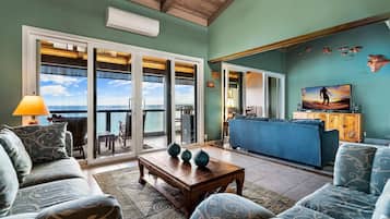Condo, varias camas, vista parcial al océano (Keauhou Kona Surf & Racquet Club #5-3) | Área de sala de estar | Televisión de pantalla plana de 43 pulgadas con canales por cable