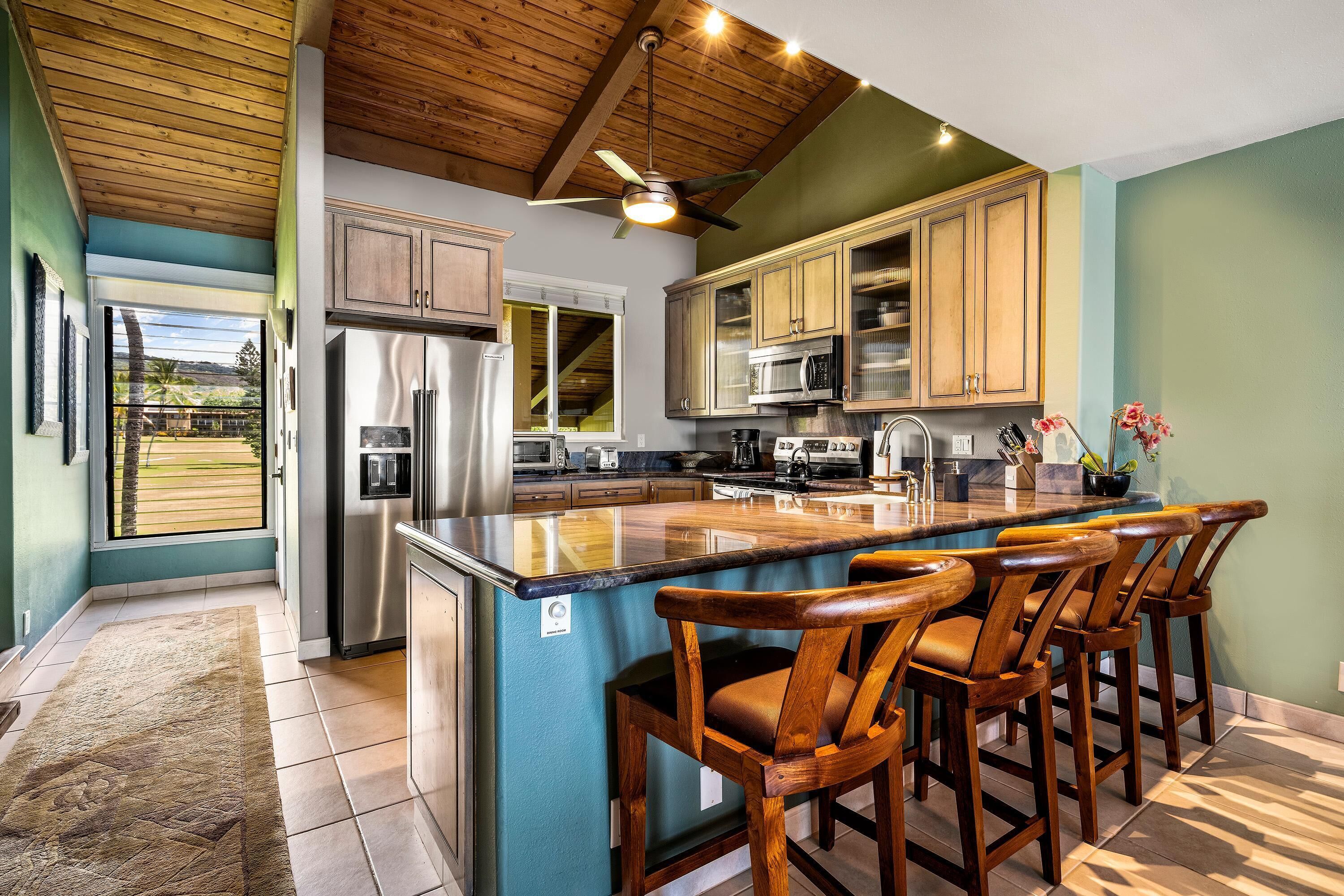Condo, varias camas, vista parcial al océano (Keauhou Kona Surf & Racquet Club #5-3) | Cocina privada | Cafetera y tetera, refrigerador con congelador, microondas y horno 