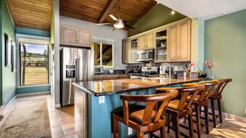 Condo, varias camas, vista parcial al océano (Keauhou Kona Surf & Racquet Club #5-3) | Cocina privada | Cafetera y tetera, refrigerador con congelador, microondas y horno