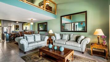 Condo, varias camas, vista parcial al océano (Keauhou Kona Surf & Racquet Club #5-3) | Área de sala de estar | Televisión de pantalla plana de 43 pulgadas con canales por cable