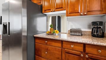 Condo, Multiple Beds, Partial Ocean View (Keauhou Surf & Racquet Townhouse #36) | Private kitchen | Dishwasher, toaster, coffee grinder, freezer