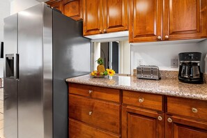 Kondominium, Beberapa Tempat Tidur, pemandangan laut sebagian (Keauhou Surf & Racquet Townhouse #36) | Dapur pribadi | Mesin pencuci piring, pemanggang roti, dan penggiling kopi