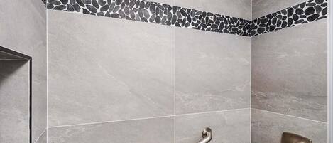 Appart'hôtel, plusieurs lits, vue partielle sur l'océan (Keauhou Surf & Racquet Townhouse #36) | Salle de bain | Savon, shampoing, papier toilette